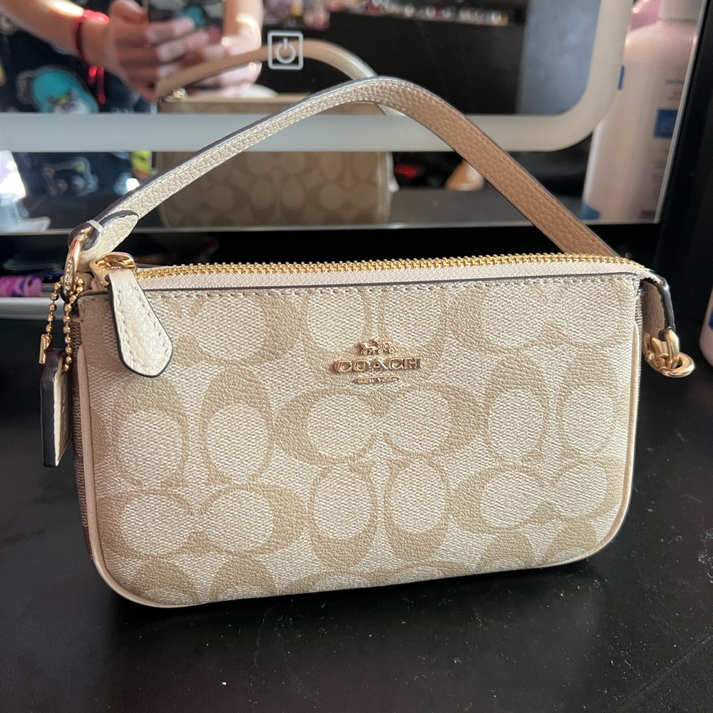 Coach Nolita 19